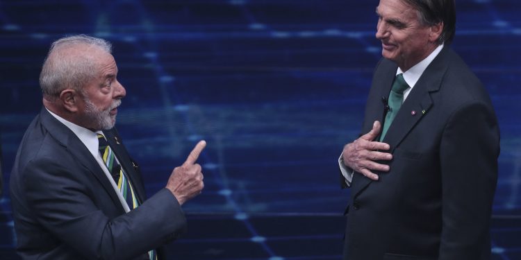 Bolsonaro carga contra sondeos e insiste en sus dudas sobre las urnas