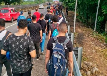 Más de 1.000 migrantes venezolanos parten del sur de México pese a restricciones de EEUU