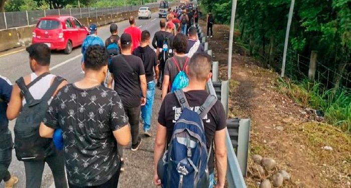 Más de 1.000 migrantes venezolanos parten del sur de México pese a restricciones de EEUU