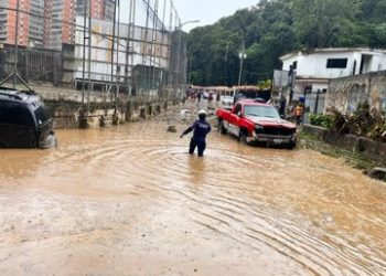 Lluvias desbordan quebradas en los Altos Mirandinos: Deslizamientos de tierra y vías anegadas