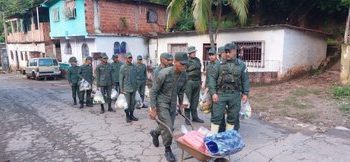 Cargas con alimentos llegan en paracaídas a zonas inaccesibles en Las Tejerías