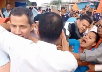 ¡Eres un asesino!: Una mujer golpea e insulta a Juan Guaidó durante una caminata en el estado Sucre