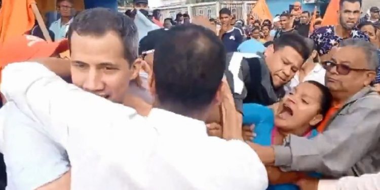 ¡Eres un asesino!: Una mujer golpea e insulta a Juan Guaidó durante una caminata en el estado Sucre