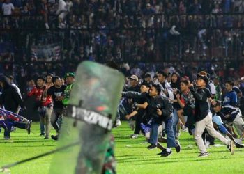 Al menos 125 muertos por estampida en un partido de fútbol en Indonesia