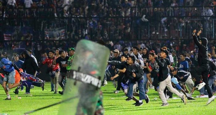 Al menos 125 muertos por estampida en un partido de fútbol en Indonesia
