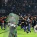 Al menos 125 muertos por estampida en un partido de fútbol en Indonesia