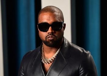 Kanye West protagoniza el desfile de Balenciaga caminando sobre el fango