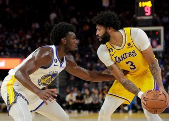 Los Lakers, sin LeBron, ganan el primer partido de pretemporada
