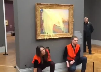 Activistas climáticos lanzan puré de patata a un cuadro de Monet en Alemania
