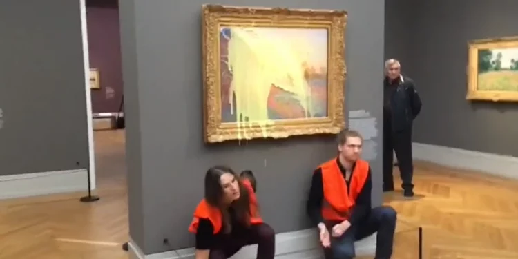 Activistas climáticos lanzan puré de patata a un cuadro de Monet en Alemania