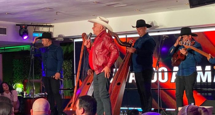 Reynaldo Armas se reencontró en íntimo con el público caraqueño