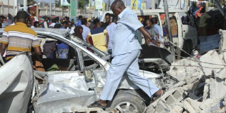 Doble atentado con carros bomba deja más de 100 muertos y 300 heridos en Somalia