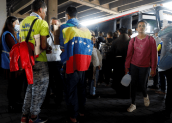 Primer grupo de venezolanos fue expulsado hacia México por nuevo programa migratorio