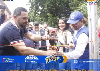 La primera combatiente y presidenta de la Fundación Carúpano, Raquel Candiales de Rodríguez, acompañada del alcalde Julio Rodríguez, representantes de la Agencia de la ONU para los Refugiados – ACNUR- y personal médico, presidieron el acto de inauguración de la Casa de Abrigo Candelaria García.