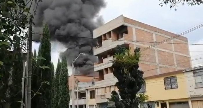 Una avioneta cae en una zona residencial de Medellín y deja al menos ocho muertos
