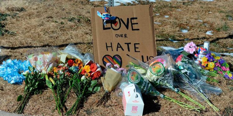 Al menos 5 muertos y 18 heridos por tiroteo en una discoteca en Colorado