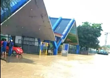 Crecida del río Manzanares anegó varias zonas de Cumaná