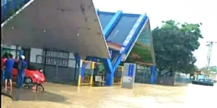 Crecida del río Manzanares anegó varias zonas de Cumaná