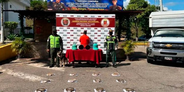 Militares venezolanos detienen a un hombre con más de 13 kilos de marihuana