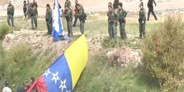 Policía fronteriza de EEUU dispara «proyectiles de control de multitudes» contra migrantes venezolanos