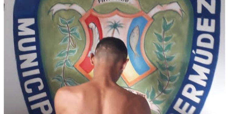 Policia municipal detiene a hombre por golpear a su ex pareja de 17 años