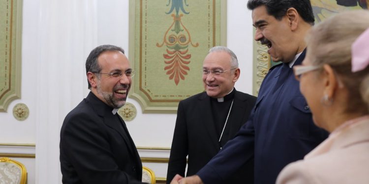 Presidente Maduro recibe a representantes del Vaticano en Miraflores