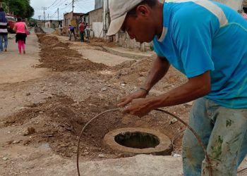 Avanzan trabajos de rehabilitacion de un colector de aguas servidas