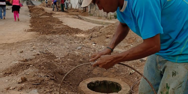 Avanzan trabajos de rehabilitacion de un colector de aguas servidas