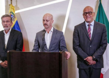 Gobierno y oposición se reúnen mañana en París para restablecer el diálogo en Venezuela