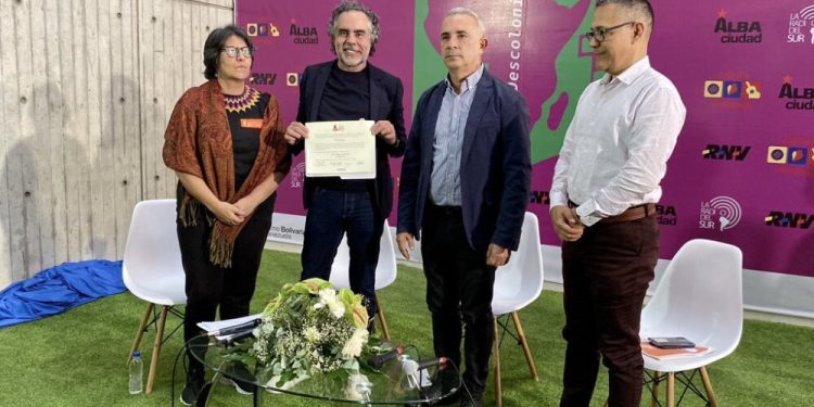 Venezuela premia al escritor colombiano Javier Bosch por su obra «Visiones»