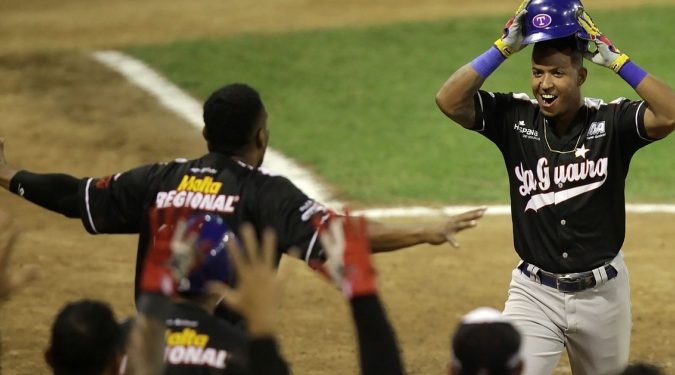 Tiburones le quitó el invicto a Leones