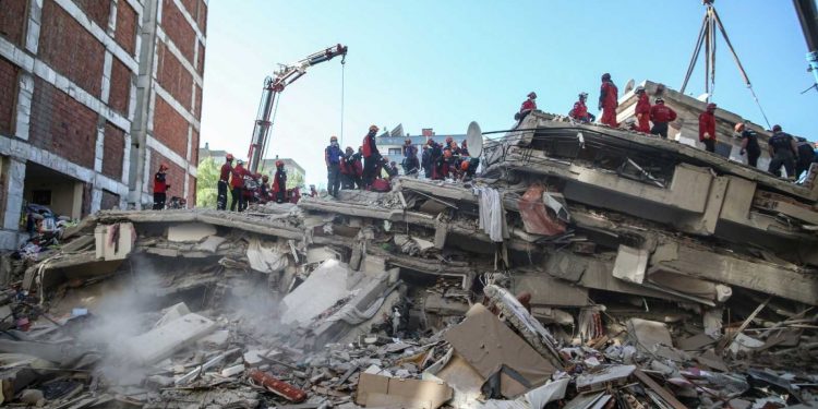 Un muerto y 64 heridos por terremoto en Turquía