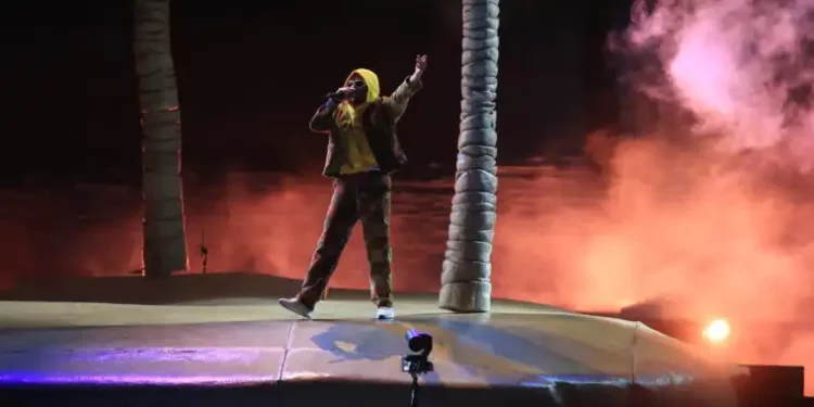 Bad Bunny sufre caída en concierto de Guatemala