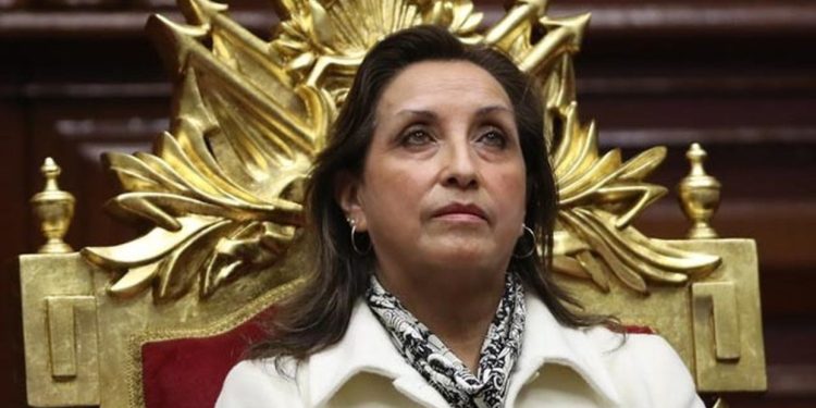 Abogada Dina Boluarte jura como primera presidenta de la historia de Perú