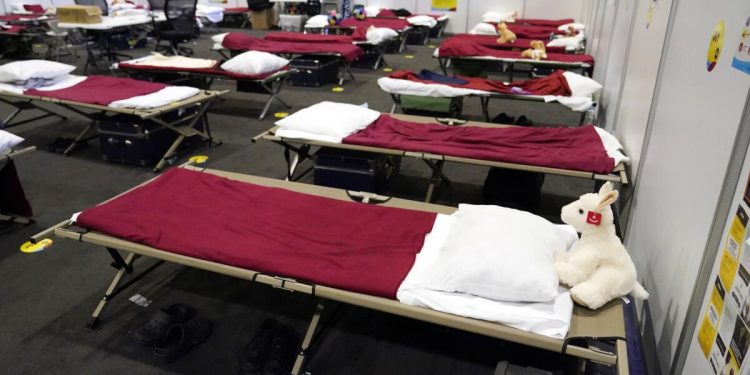 Albergues de EEUU se alistan para oleada de migrantes tras fin del Título 42