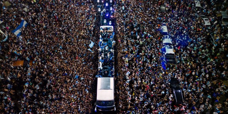 Argentina desata la fiesta con Messi y los campeones en casa