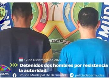 Dos ciudadanos fueron avistados por una comisión de la Policía Municipal de Bermúdez en el estado Sucre, en momentos cuando plácidamente se bañaban en el interior de la fuente que pertenece a la recién construida Plaza de los Héroes del Carupanazo