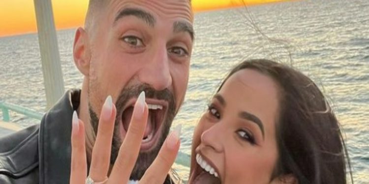 El futbolista Sebastián Lletget le pidió matrimonio a la cantante Becky G
