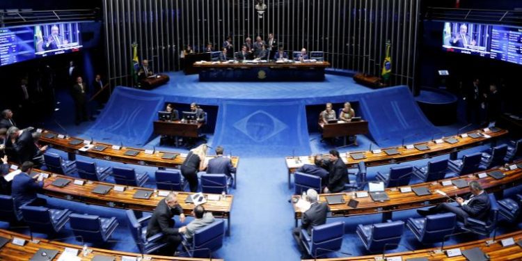Senado brasileño aprueba proyecto sobre subsidio para los más empobrecidos