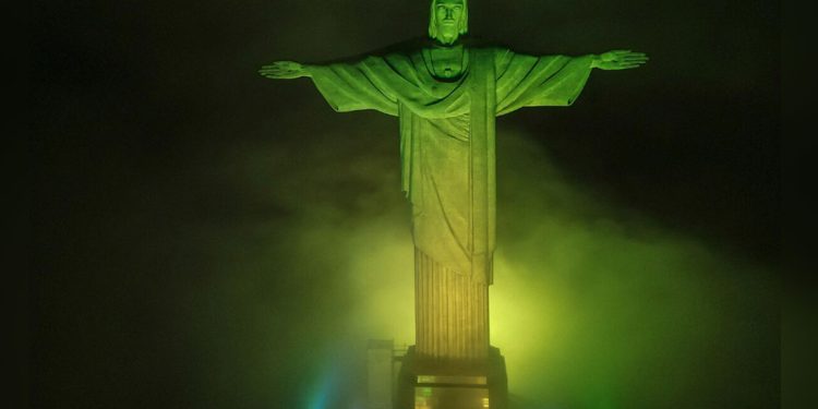 Cristo Redentor se ilumina con los colores de Brasil en honor a Pelé