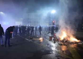 Un muerto y unos 250 detenidos en Francia en las celebraciones de la victoria