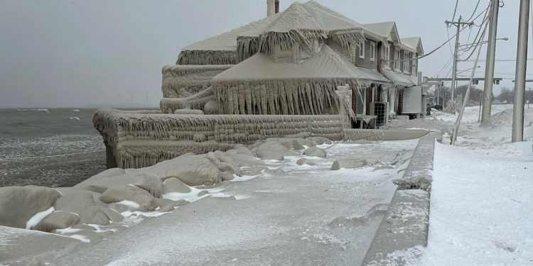 EEUU se prepara para posibles inundaciones tras el paso del temporal de nieve Elliot