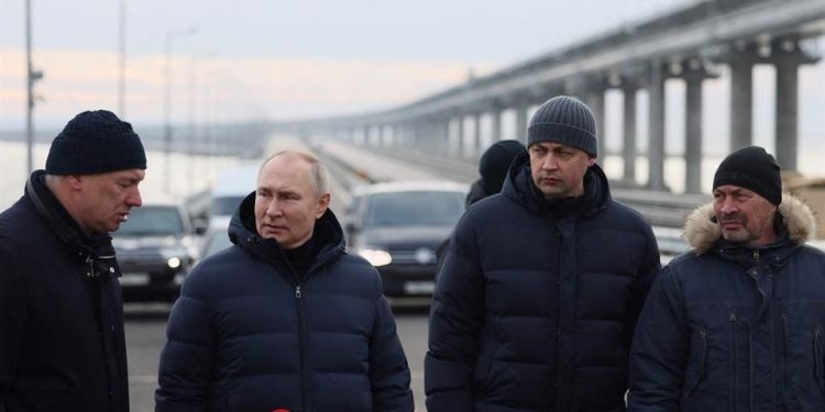 Presidente ruso Vladimir Putin visita el puente de Crimea