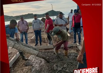 El alcalde de la ciudad de Carúpano, Julio Rodríguez inspecciona los trabajos de vaciado de losas donde se instalarán 16 máquinas para ejercicios del gimnasio múltiple al aire libre en el parque recreacional Don Rafael Montaño