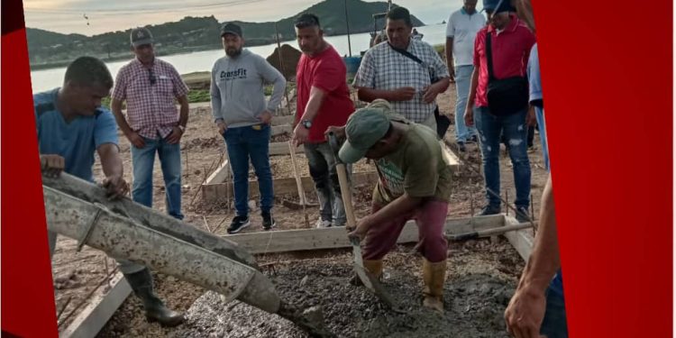 El alcalde de la ciudad de Carúpano, Julio Rodríguez inspecciona los trabajos de vaciado de losas donde se instalarán 16 máquinas para ejercicios del gimnasio múltiple al aire libre en el parque recreacional Don Rafael Montaño
