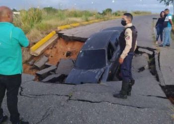 Colapsa Distribuidor Miranda en Anzoátegui dejando un vehículo atrapado