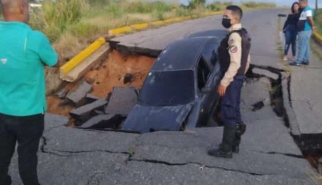 Colapsa Distribuidor Miranda en Anzoátegui dejando un vehículo atrapado