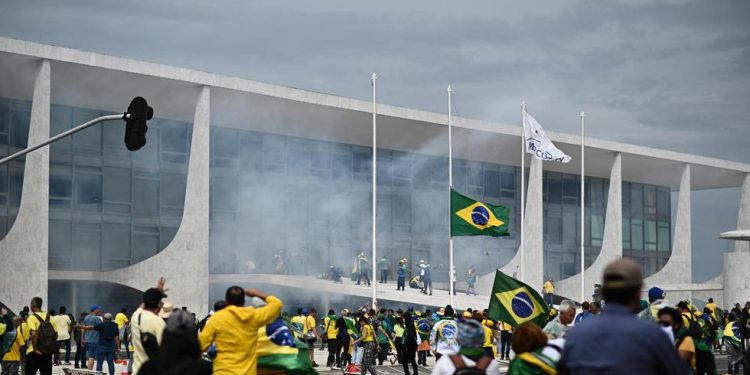 Bolsonaristas radicales invadieron el Congreso, la Presidencia y el Supremo de Brasil