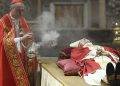 Miles de fieles desfilan para despedir a Benedicto XVI en la basílica de San Pedro
