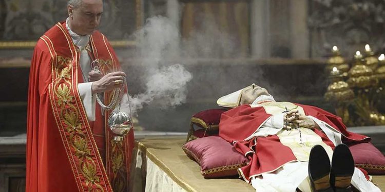 Miles de fieles desfilan para despedir a Benedicto XVI en la basílica de San Pedro